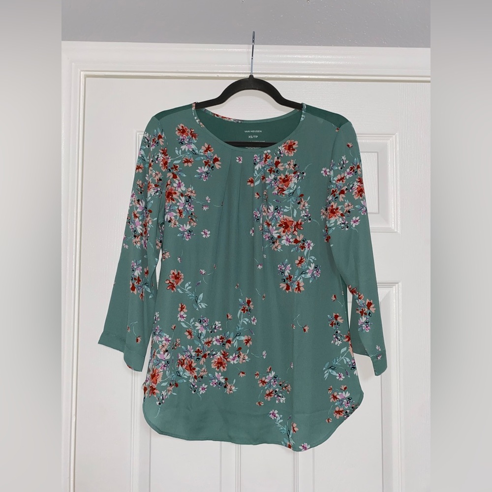 Van Heusen Green Floral Top Blouse, Size XS.